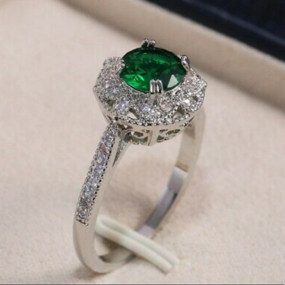 NEW 925 Sterling Silver Emerald Gorgeous Ring - Picture 2 of 7